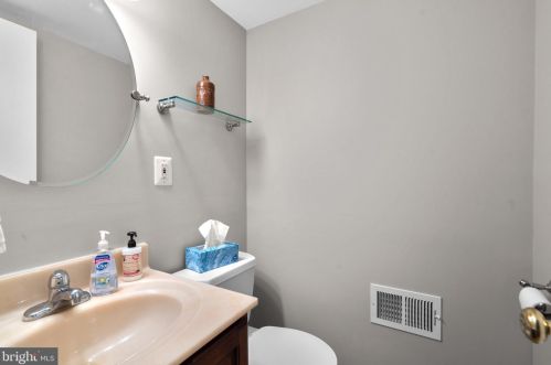 6010 Rdg Frd Dr, Springfield VA 22015-3651 exterior