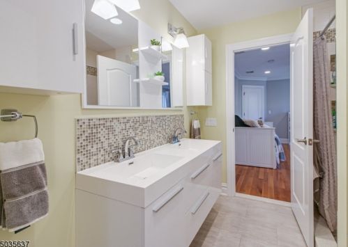 1 Mueller Pl, Warren NJ  07059-5703 exterior