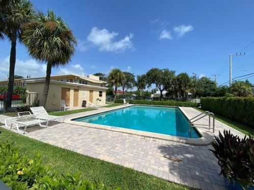 2309 Federal Hwy, Boynton Beach FL  33435-7749 exterior