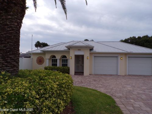 9816 Riverview Dr, Sebastian, FL 32976-3121