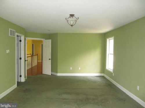 28 Berkshire Dr, Shrewsbury PA  17361-1130 exterior