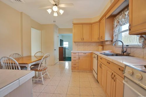 5 Enfield Ln, San Remo NY  11754-4028 exterior