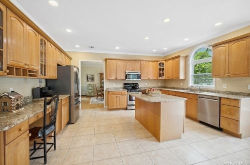 81 Stoothoff Rd, Elwood NY  11731-3917 exterior
