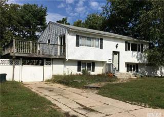 1 Weldon St, Islip Manor, NY 11751-1009