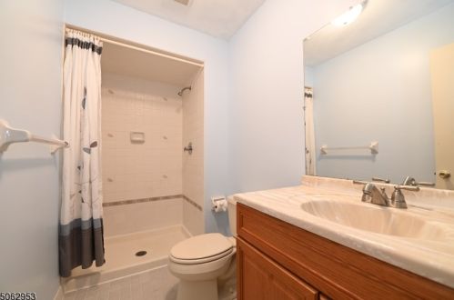 69 Chelsea Cir, Flemington NJ  08822-1807 exterior