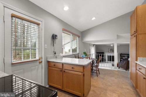 6010 Rdg Frd Dr, Springfield VA 22015-3651 exterior