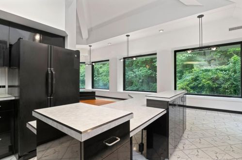 15 Sky Line Dr, Bridgeport CT  06612-1057 exterior