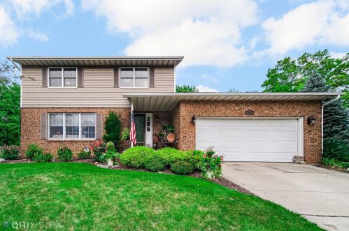 3902 Oak Grove Dr, Valpo, IN 46383-2056