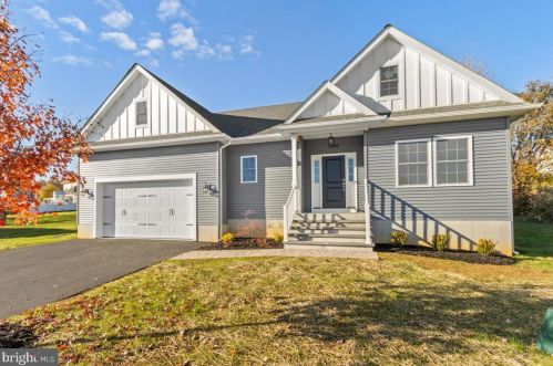2460 Liberty Ter, Easton, PA 18040-8490