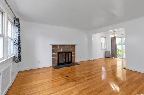 2 Oak Dr, New Hyde Park NY  11040-3315 exterior