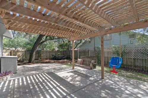 9626 Braeburn Gln, Austin TX 78729-2710 exterior