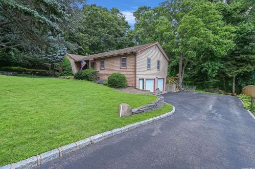 286 Cook St, Huntington Station, NY 11746-3524