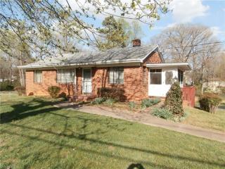 225 Lindbergh St, Winston Salem, NC 27104-3623