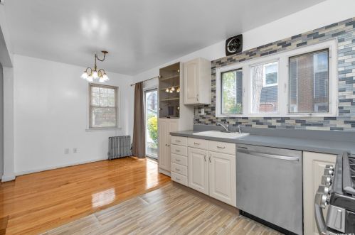 2 Oak Dr, New Hyde Park NY  11040-3315 exterior