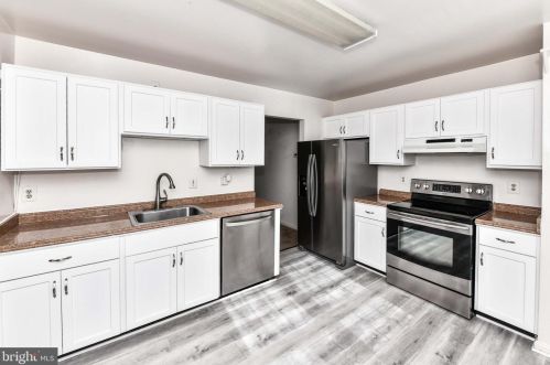 6910 Trestle Ct, Lorton VA  22079-1210 exterior