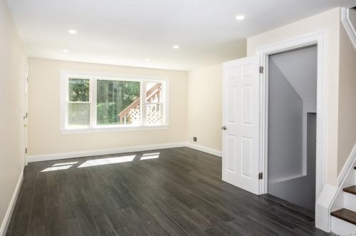 73 Rolling Way, New Rochelle NY  10804-2405 exterior