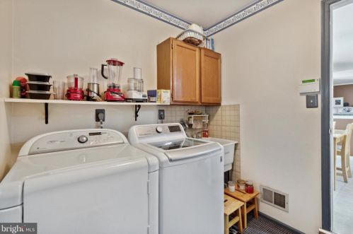 1186 Horseshoe Dr, Blue Bell PA  19422-1948 exterior