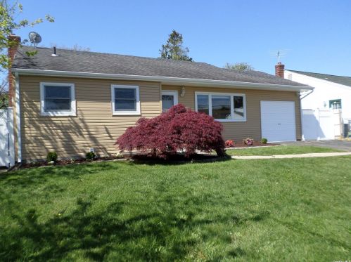 814 Delaware Ave, North Lindenhurst NY  11757-2811 exterior