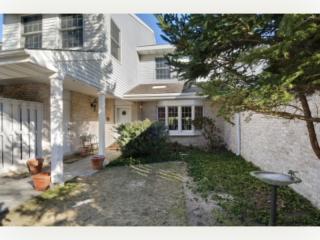 520 Hampton Rd, South Hampton NY 11968-3021 exterior