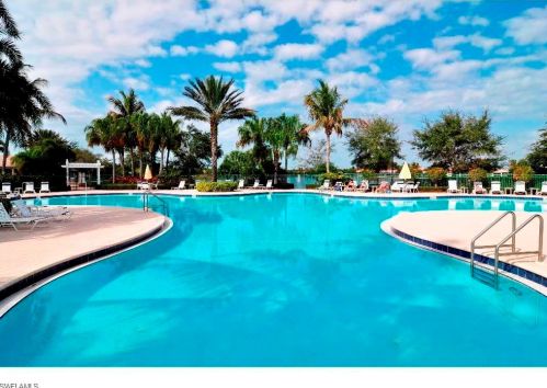 6048 Towncenter Cir, Naples FL  34119-9556 exterior