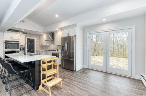 17 Harbor Oaks Dr, San Remo NY  11754-1012 exterior