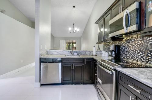 6704 193rd Ter, Hialeah FL  33015-2454 exterior