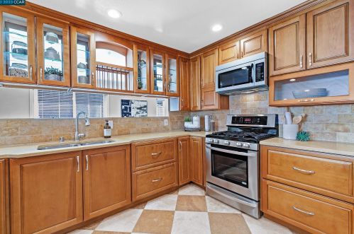 11655 Betlen Dr, Pleasanton CA  94568-2715 exterior