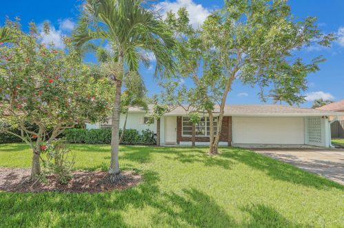 8336 Palm St, Hobe Sound, FL 33455-2925