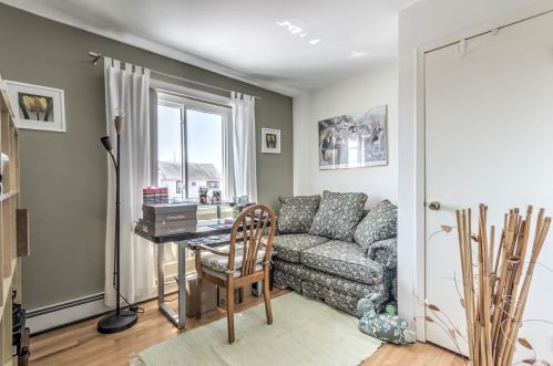 114 Granada Pkwy, North Lindenhurst NY  11757-6013 exterior