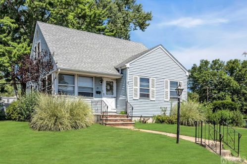 24 Old Stage Rd, East Brunswick, NJ 08816-4791