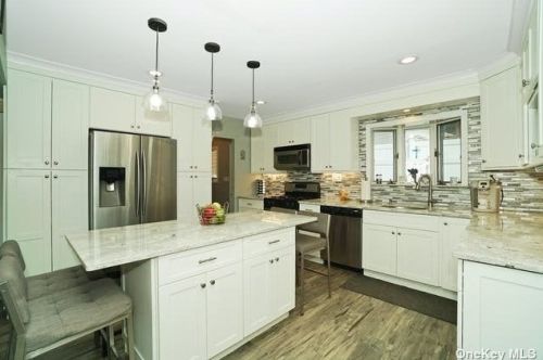 20 Thorman Ln, Babylon, NY 11703-1117