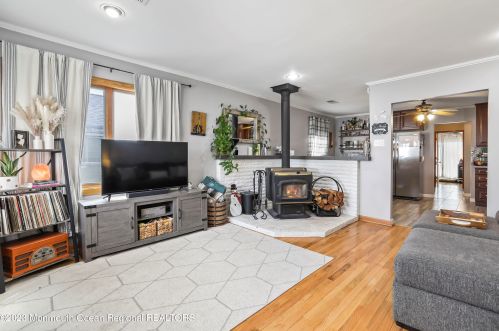 4 Krueger Pl, Middletown NJ  07748-5729 exterior