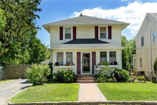 20 Winwood Ct, Islip Manor, NY 11751-3714