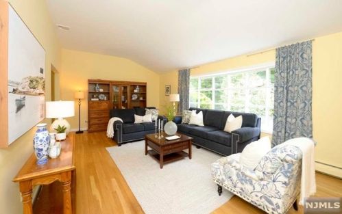 1 Ferris Ct, Ho Ho Kus NJ  07423-1017 exterior