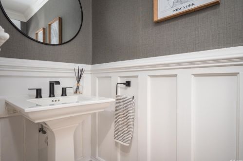 20 Cedar Rd, Elwood NY  11731-4636 exterior