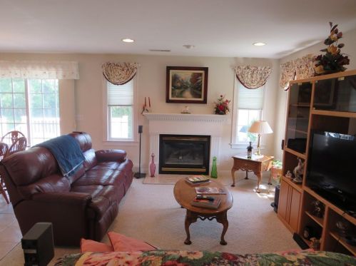 28 Millers Brk Dr, Cumberland RI  02864-6163 exterior