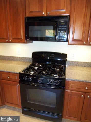 8502 Lakinhurst Ln, Springfield VA  22152-1727 exterior