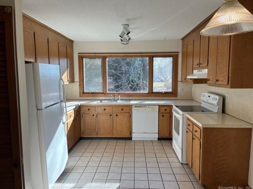 1031 Boston Tpke, Manchester CT  06043-7403 exterior