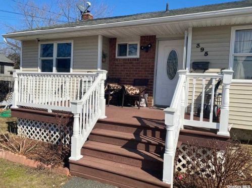 395 Oakland Ave, Central Islip, NY 11722-2013