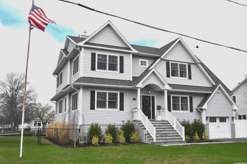 25 Barry Rd, Amityville, NY 11701-4001