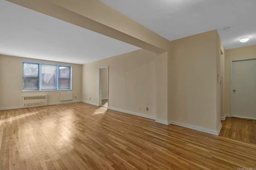 11 Lake St, White Plains, NY 10603-3850