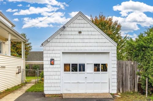 3 North St, Windsor Locks, CT 06096-1356