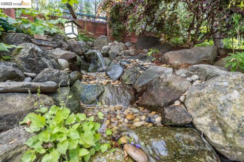 61 Calvert Ct, Oakland CA 94611-3436 exterior