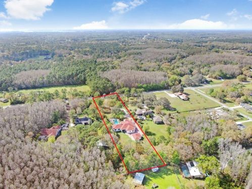 583 Lora Ln, Tarpon Springs FL 34688-9058 exterior