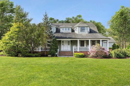3 Tredwell Ln, Pine Neck, NY 11963-1532