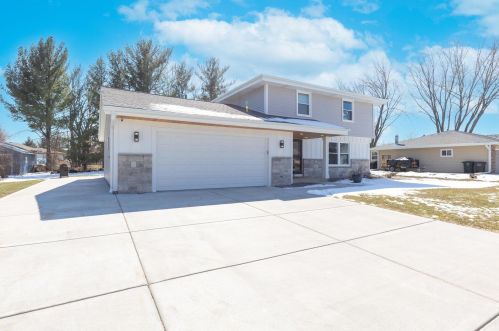1045 Revere Dr, Oconomowoc, WI 53066-4422