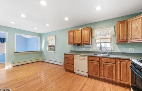 10 Seton Trl, Hopatcong, NJ 07843-1124