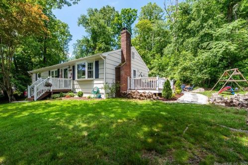 7 Hillside Dr, Gales Ferry, CT 06335-1614