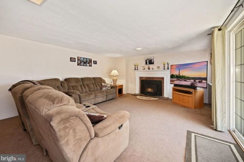 210 Wayne Dr, Riverton NJ  08077-3843 exterior