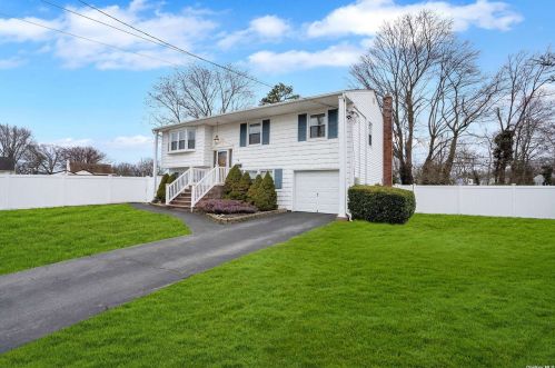 2 Crown St, Babylon, NY 11703-1803